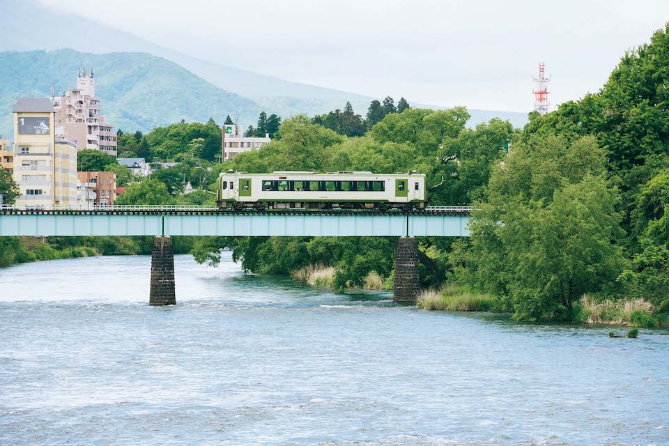 北上川を渡る盛岡駅と宮古駅を結ぶJR山田線。閉伊 (へい) 街道沿いの山間部を横断。 | 北上川を渡る盛岡駅と宮古駅を結ぶJR山田線。閉伊(へい)街道沿いの山間部を横断。