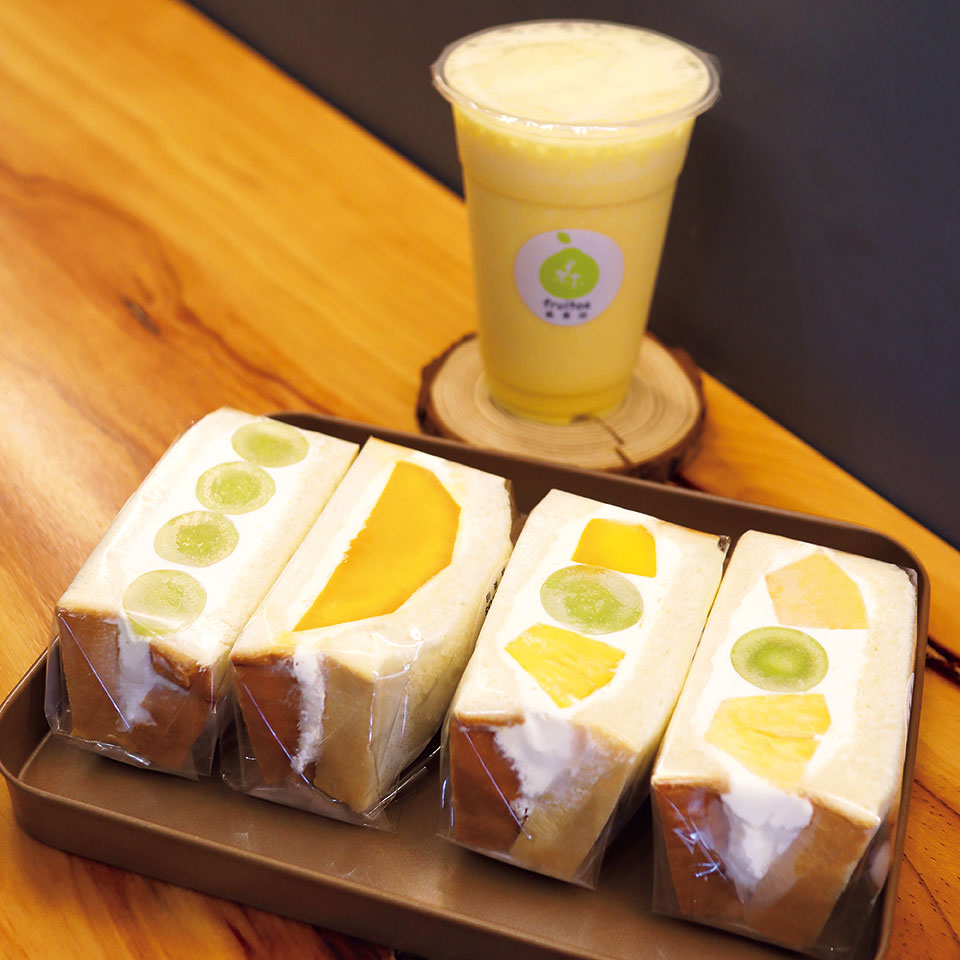 マンゴー以外のフルーツサンドは各55元、マンゴー牛乳 (M) 75元。<i>&Taipei 台北の朝ごはん </i>