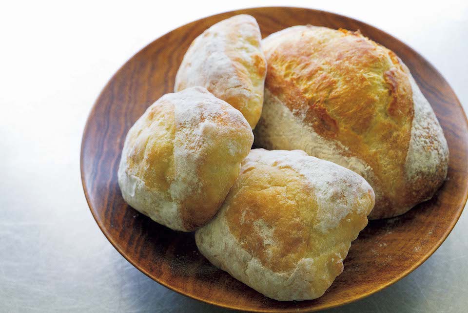 『邦栄堂製麺』で金土のみ販売しているチャバタなど『フクオ』の天然酵母パン。