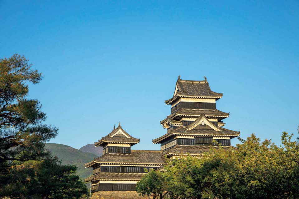 国宝・松本城（松本市丸の内4 ）は、松本の町を代表するシンボル的存在。