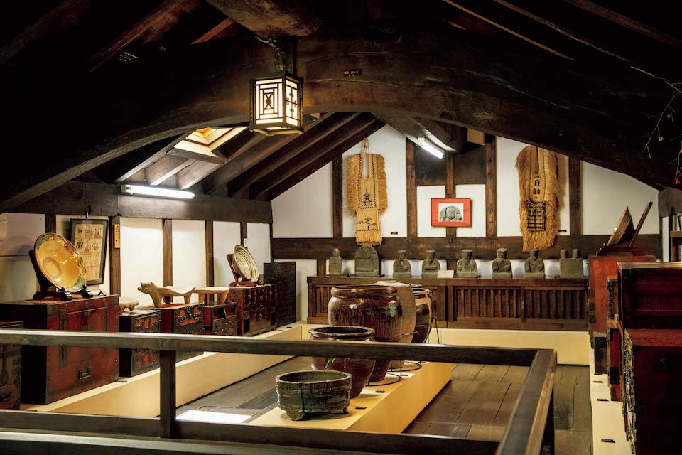 館内には、創設者、丸山太郎が蒐集した国内外の民藝品およそ6800点が収蔵。