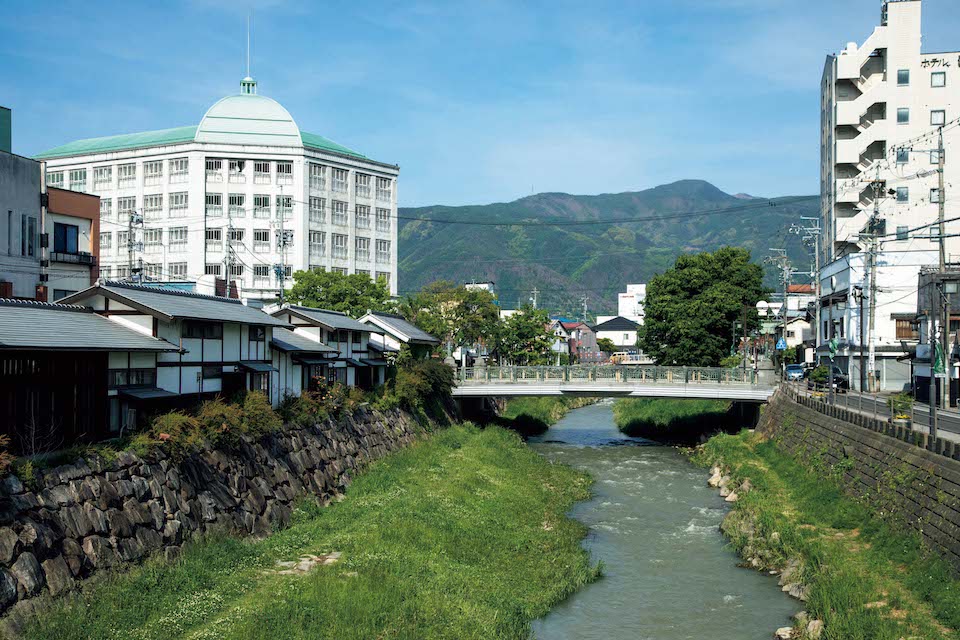 市内中央を流れる女鳥羽川（めとばがわ）も松本の象徴。橋から眺める景色にも風情がある。