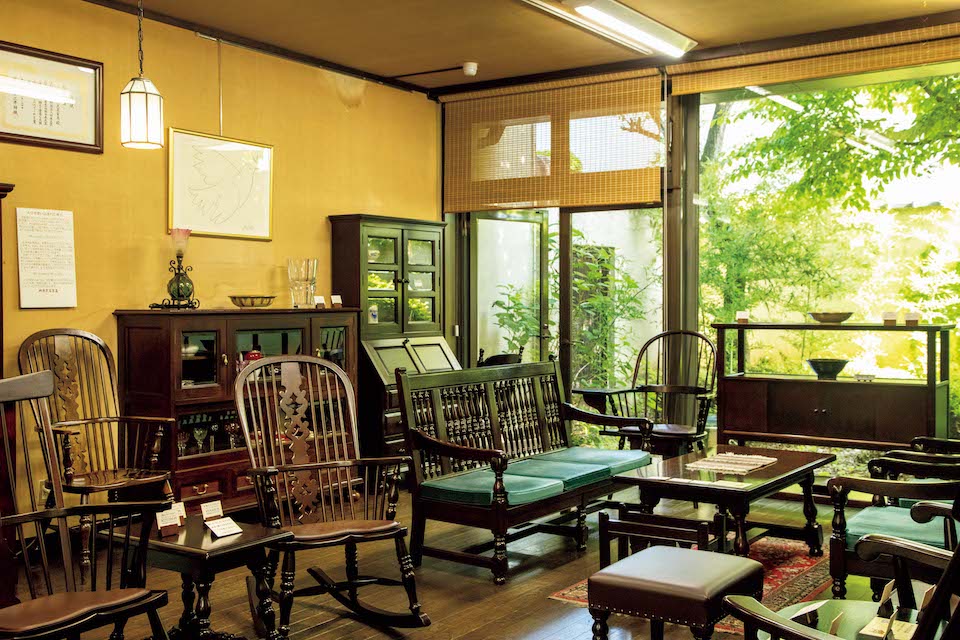 民藝運動に感銘を受けた池田三四郎が創業した老舗家具メーカーの『松本民芸家具 中央民芸ショールーム』（中央3‒2‒12）では400点ほどの家具を展示。