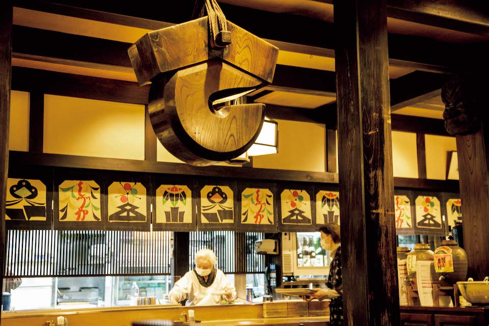 松本城近くにある老舗の居酒屋『しづか』（大手4‒10‒8）。郷土料理をはじめ、おでんや焼き鳥が人気。民藝に縁ある作家の暖簾や看板も楽しめる。