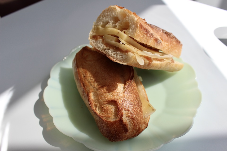 <a href="https://andpremium.jp/book/premium-no-116/">本誌No116</a>で紹介したゴーダチーズのサンドイッチ。表からは見えないけれどオリーヴオイルがパンの切り口にかかっていて、それがチーズに入っているクミンと織りなす爽やかさが印象的だった。 サンドイッチ 川村明子