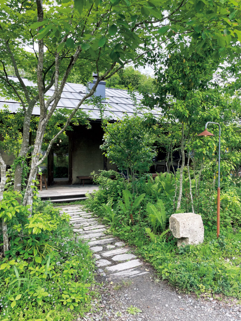 豊かな自然に囲まれたカフェ。