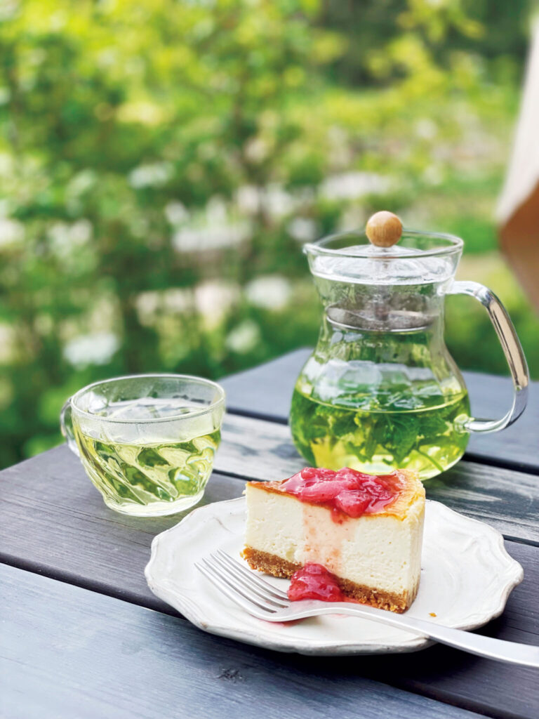 いちごなど季節のソースのキコリ谷チーズケーキ￥580。摘みたてのフレッシュハーブのハーブティー￥450。