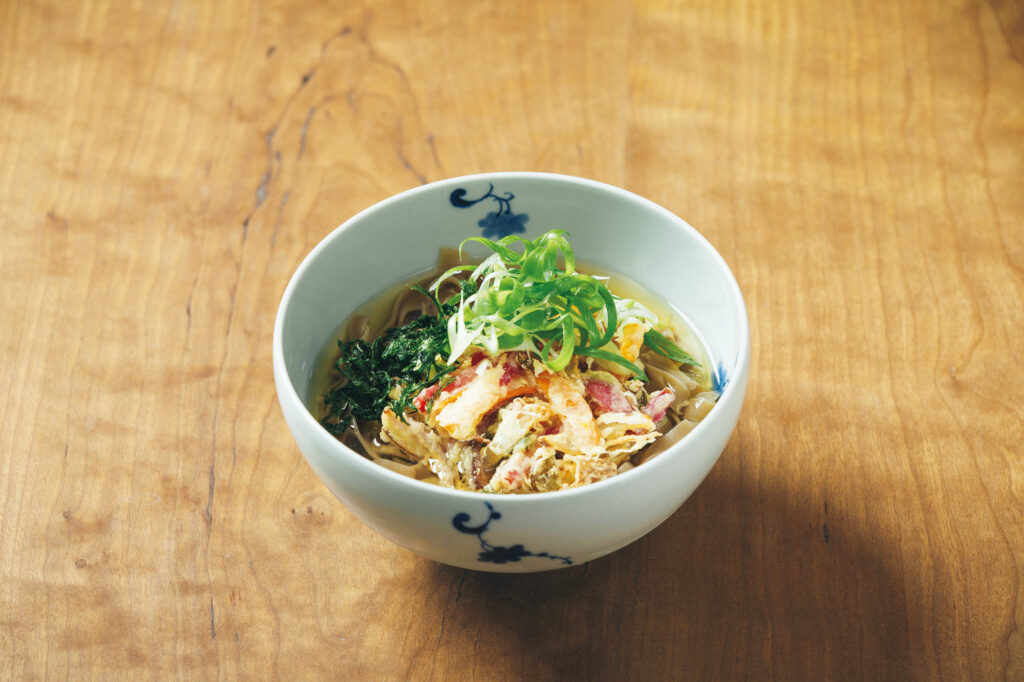 『工房レストラン wakuden MORI (モーリ) 』のメニューから丹後野菜のかき揚げと蓮根うどん￥1,100。地元食材を満喫したい。 | 『工房レストラン wakuden MORI（モーリ）』のメニューから丹後野菜のかき揚げと蓮根うどん￥1,100。地元食材を満喫したい。
