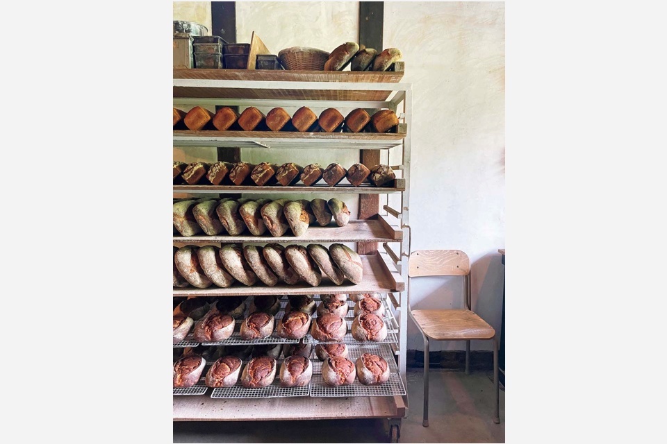 窯から出されたパンは一つ一つ叩いて焼き具合を確かめ棚に並べられる。
