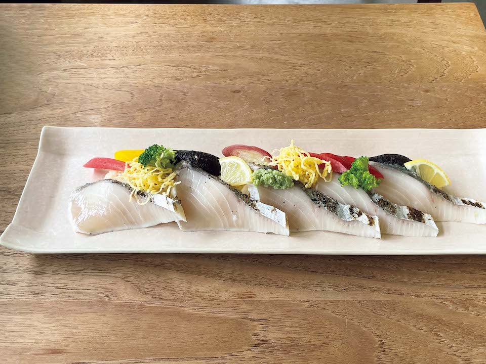 『工房レストラン wakuden MORI』のメニューから、本日の鮮魚と丹後野菜の黒寿司￥1,925。この日は鰆のたたき。