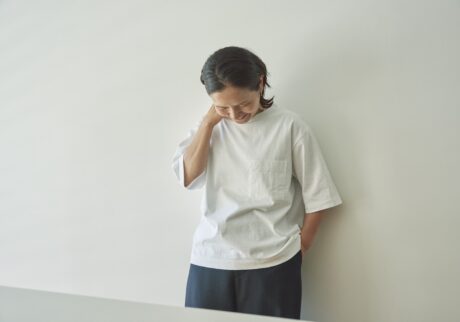 ワードローブに常備したい、デイリーに使える大人のTシャツが新鮮と渡辺さん。少し大きめのポケットとゆったりした身幅、スタンダードな着丈でトラウザーズでもスカートでも合わせやすい。