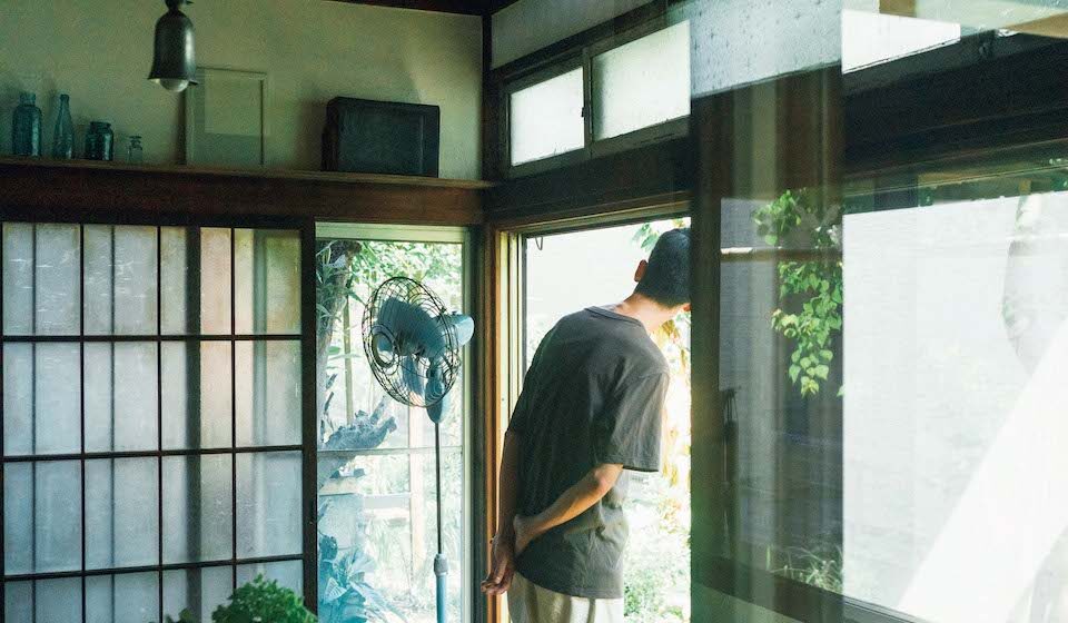 解体寸前の古家を借り、自ら改修して暮らす川端雅之さんと江口遥さん。2 階からの光が届くよう策を施したダイニング。畳は剥がし、アカマツの床に。