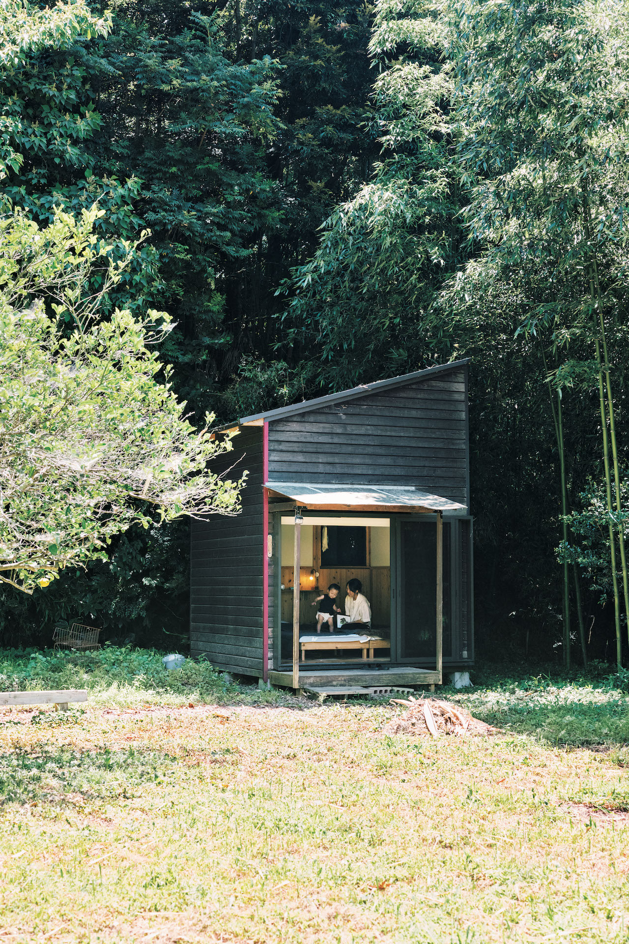 自作の小屋で、庭の自然に包まれ眠る。榎戸勇人さん、榎戸真生さんが実践する豊かな暮らし。