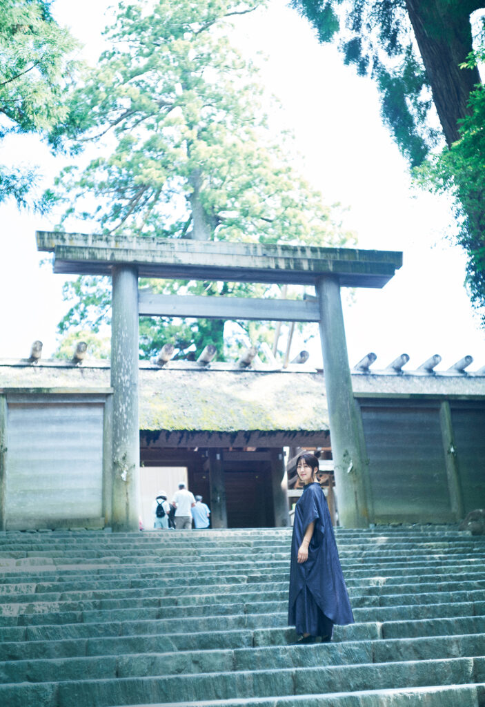 坂本さんと神宮の森を抜け、広大な敷地を持つ内宮の奥へ。清々しい空気に満ちる正宮は、参拝する人があとを絶たない。