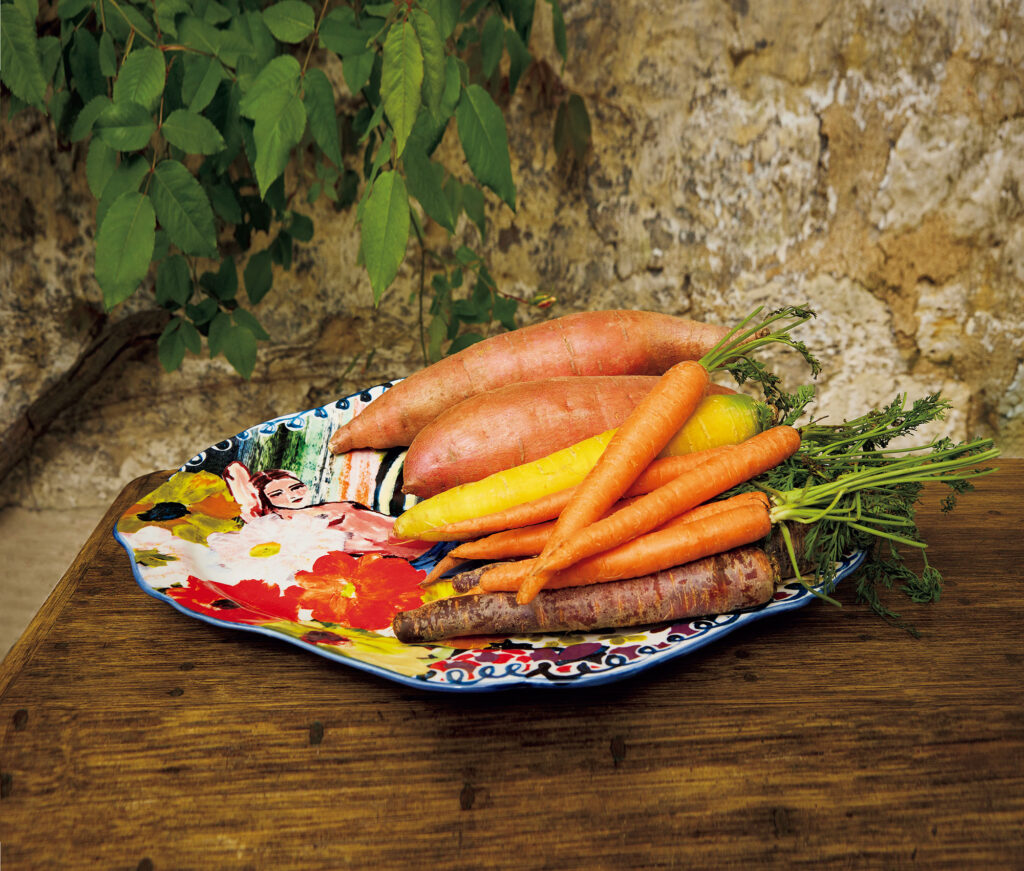 まるで庭に置かれた美しい静物画、のようにも見えるニンジンとサツマイモ。ビュリー BULY ブランドディレクター ヴィクトワール・ドゥ・タイヤック 美容 コスメ