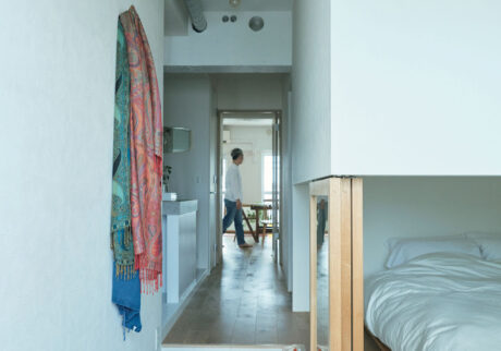 伊藤貴亜さんと順子さん夫妻が暮らす家の寝室は、屈まないと出入りできない、小さな空間。家の北側に、壁でおおうようにして、明るく目覚める朝よりも静かに籠もるスタイルを選んだ。