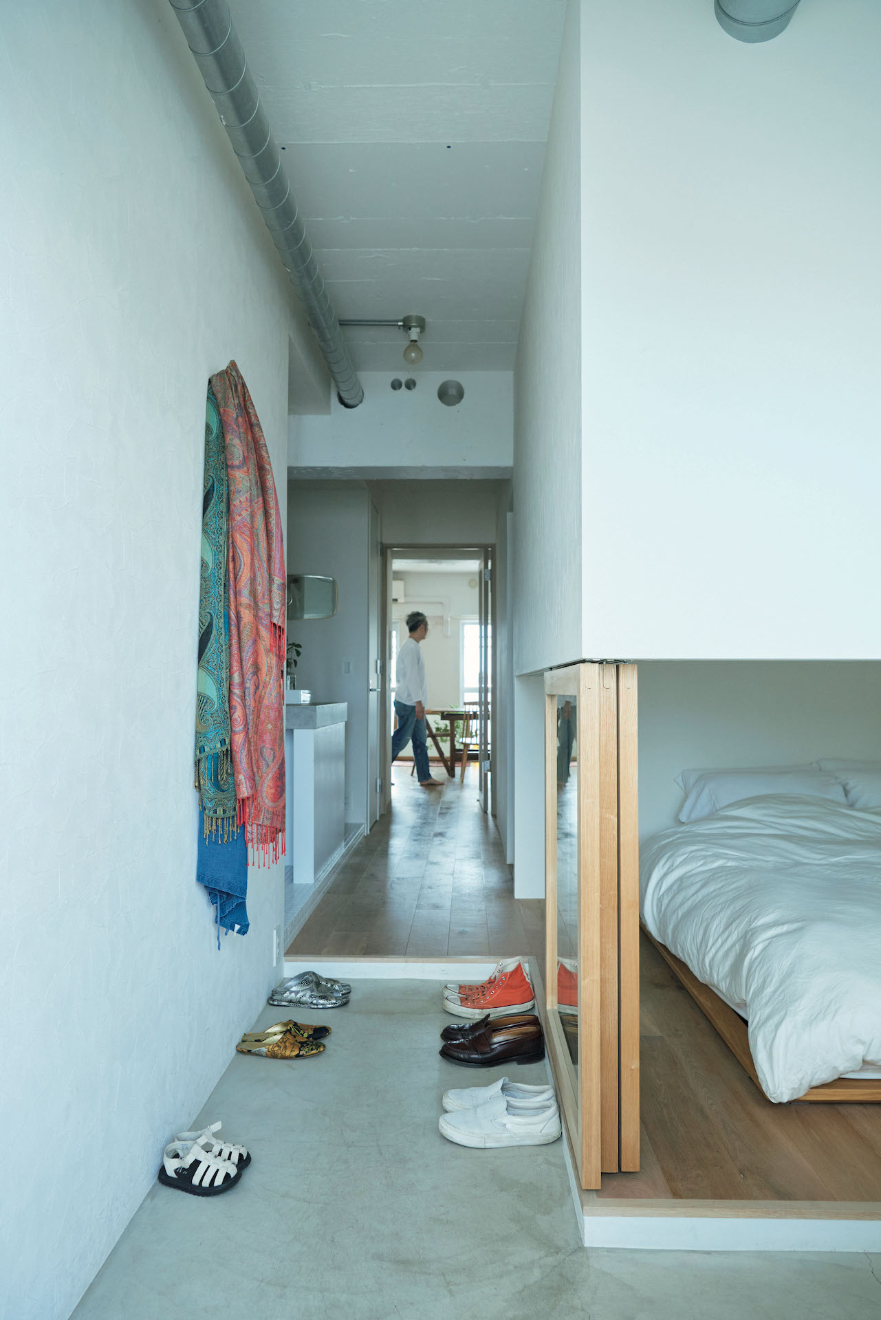 家の中の、”隠の空間”を大切にしてみる。伊藤貴亜さん、伊藤順子さんの心地よい住まい。 | 伊藤貴亜さんと順子さん夫妻が暮らす家の寝室は、屈まないと出入りできない、小さな空間。家の北側に、壁でおおうようにして、明るく目覚める朝よりも静かに籠もるスタイルを選んだ。