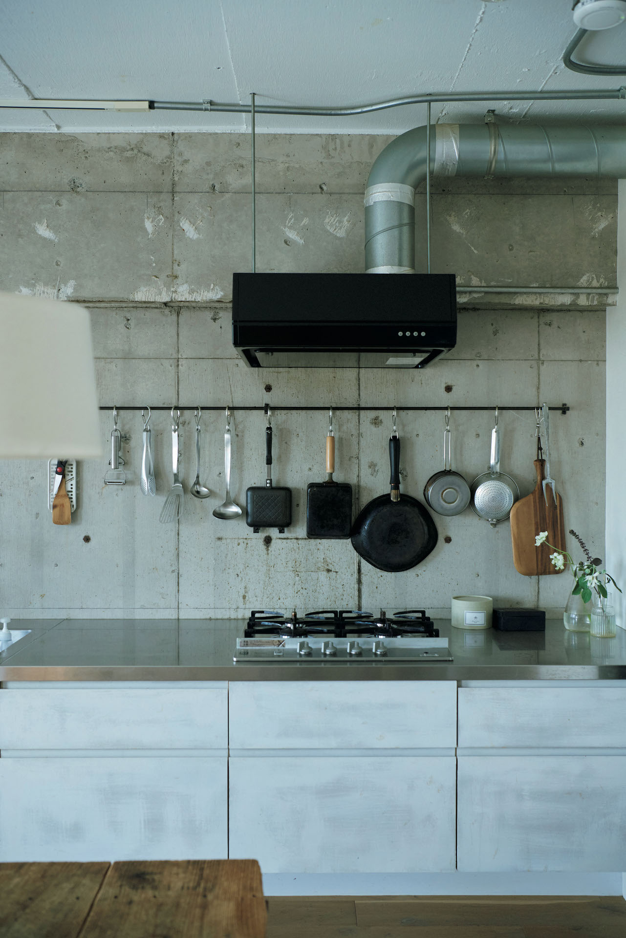 家の中の、”隠の空間”を大切にしてみる。伊藤貴亜さん、伊藤順子さんの心地よい住まい。 | 圧迫感をなくしたくて、壁づけにし、少し浮かせたキッチン。3 ｍのワイドスパンだ。