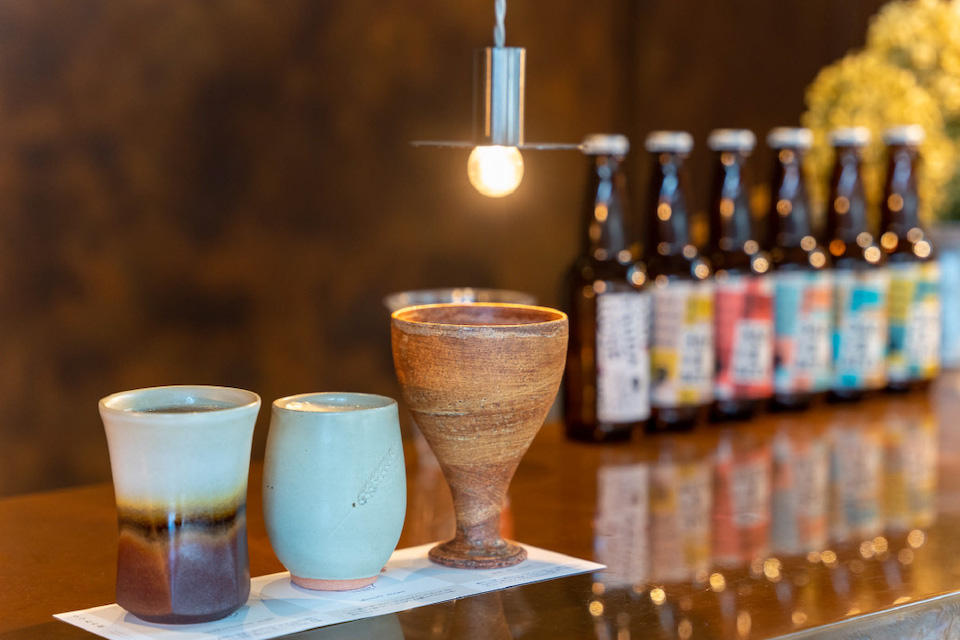 ３人の陶芸家による個性のあるビアマグに、長門湯本で醸造されたクラフトビール『365+1（サンロクロク）BEER』を注いだ特別な飲み比べセットが限定で登場。