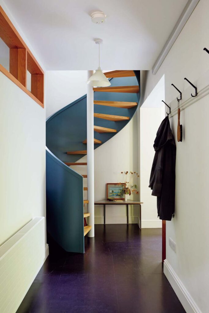 ロンドンにあるマーガレット・ハウエルの自宅。一軒家を改築した際に螺旋階段を付けたという。ブルーグレーの色みも気に入っている。