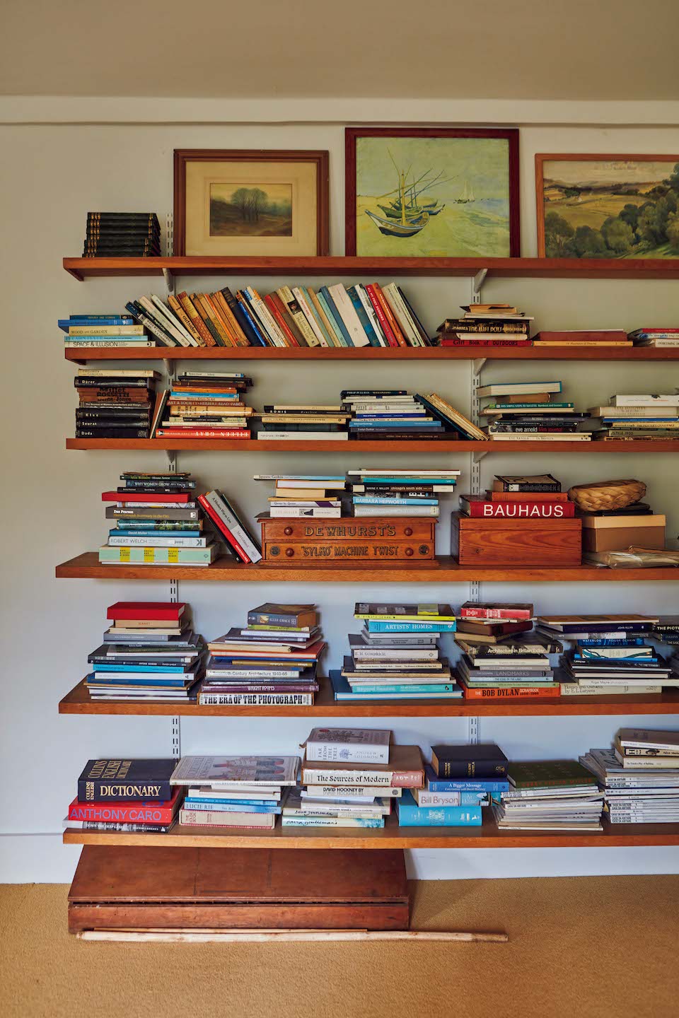 Elegance Margaret Howell 〈マーガレット・ハウエル〉に宿るエレガンス MHL アンドプレミアムオンラインストア | 本棚には野草が描かれたドローイング集やバウハウス、彫刻家アンソニー・カロの作品集など。 Elegance Margaret Howell 〈マーガレット・ハウエル〉に宿るエレガンス MHL アンドプレミアムオンラインストア | 本棚には野草が描かれたドローイング集やバウハウス、彫刻家アンソニー・カロの作品集など。