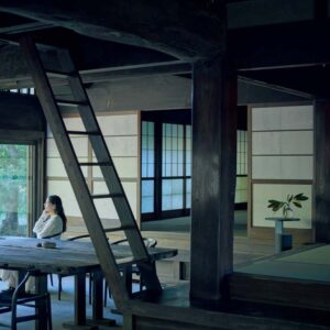 ライフスタイリスト・大田由香梨さん。光と影のコントラストが美しい、 自然のサイクルとともに生きる家。