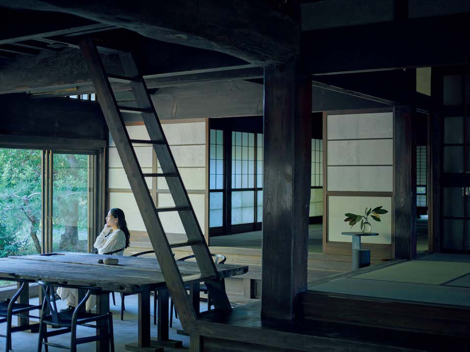 ライフスタイリスト・大田由香梨さん。光と影のコントラストが美しい、 自然のサイクルとともに生きる家。
