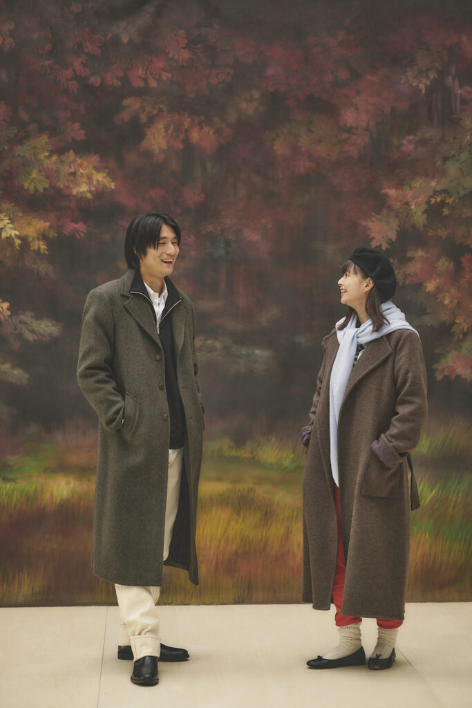 俳優・夏子さんと遊屋慎太郎さんが着こなす、〈アニエスベー〉のこの秋冬を彩るスタンダード。