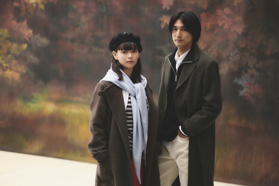 俳優・夏子さんと遊屋慎太郎さんが着こなす、〈アニエスベー〉のこの秋冬を彩るスタンダード。