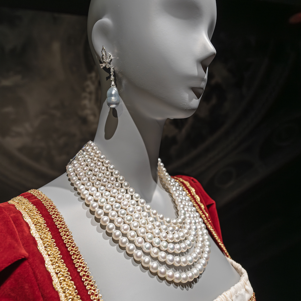 不世出の歌姫が愛したファッション。「MARIA CALLAS －ディーヴァが愛した真珠－」がミキモトホールにて開催中。