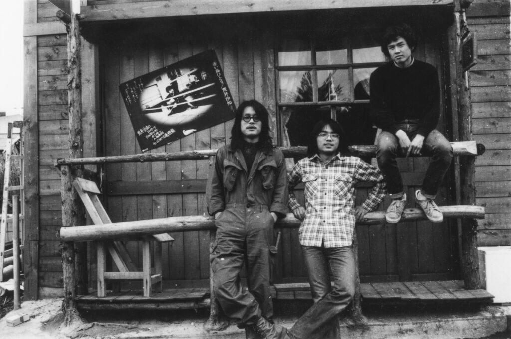 ※5 ロック喫茶「33 1/3」(弘前市)の前の奈良美智さん(右)と友人たち、1977年