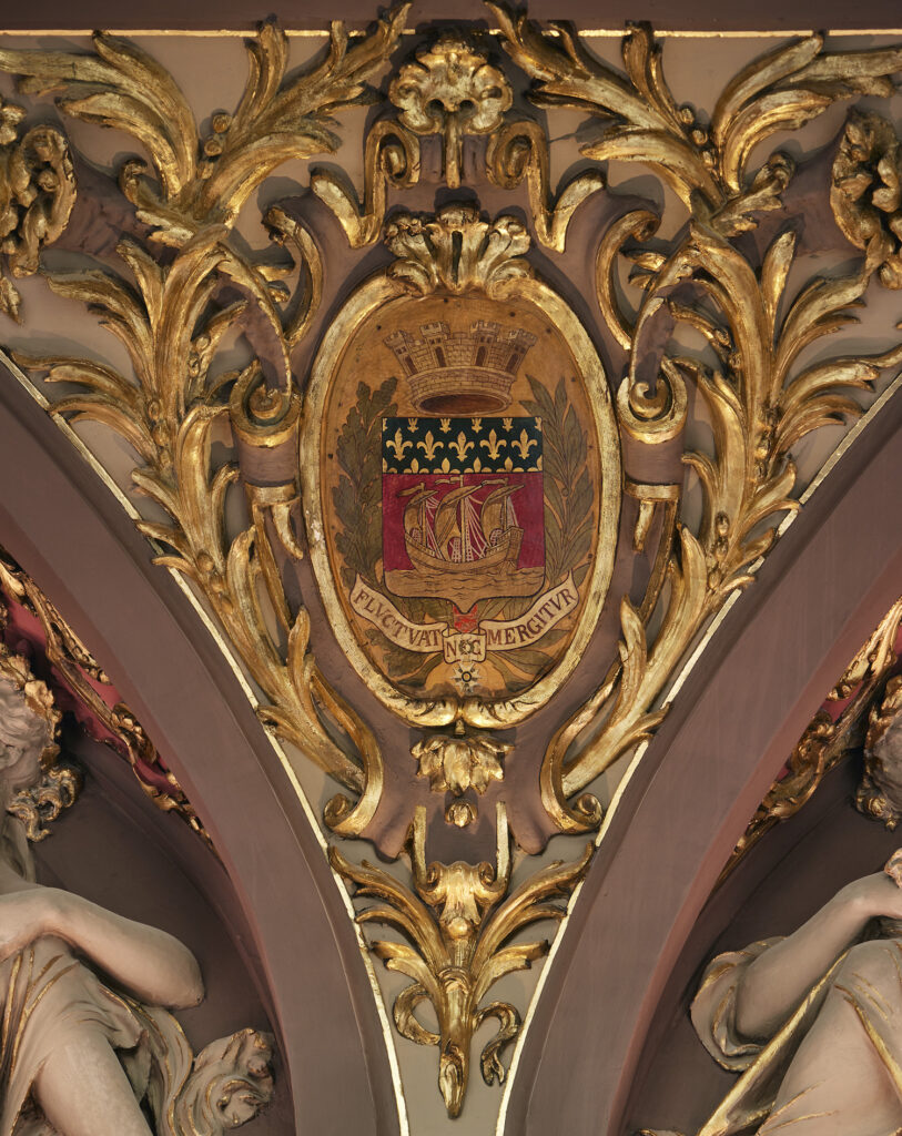 バンケットホールには、よく見ると、いくつかの紋章が掲げられている。
