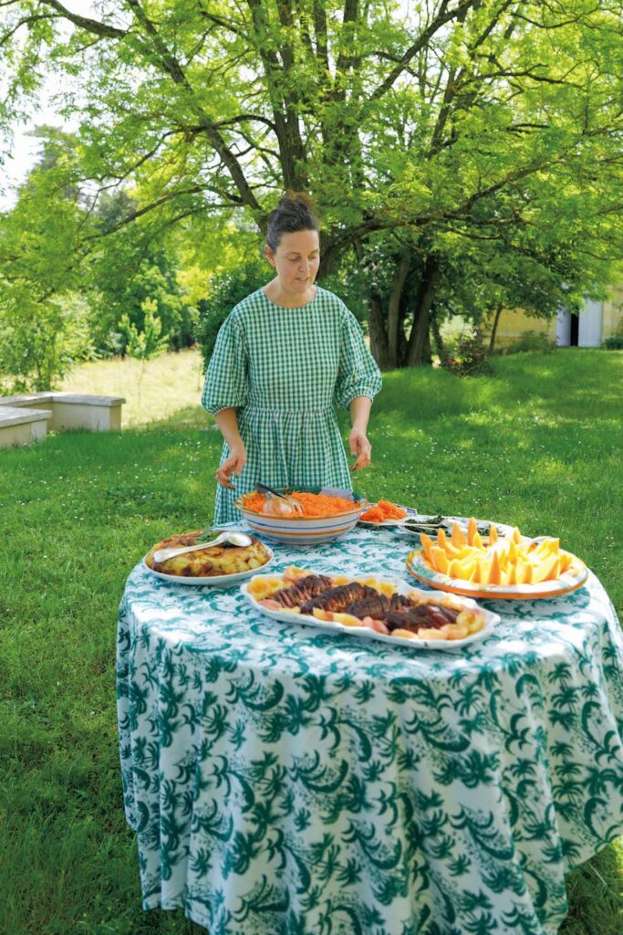 館の前庭でビュッフェ形式の昼食を用意。大勢の家族が集まる食卓の準備ができると、鐘を鳴らして合図。ジャガイモの重ね焼きは祖父の時代からのレシピで、週に1 回は登場する人気の品。メインは鴨の胸肉とフレッシュな桃。
