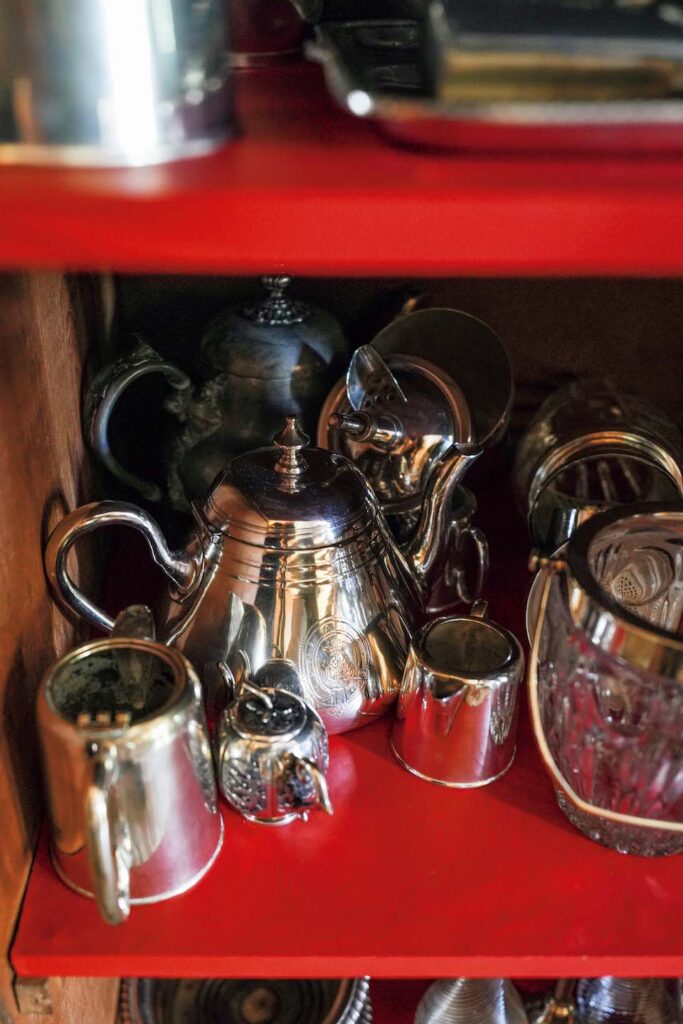 食堂の食器棚の中には、18世紀から続くフランス貴族・タイヤック家に代々伝わる銀食器が。