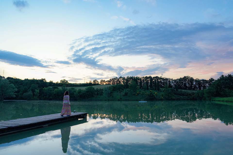 シャトーのそばにある湖の夕暮れ。夏は岸辺にデッキチェアを並べて移りゆく空模様を眺めたり、日焼けや水浴を楽しんだりしている。