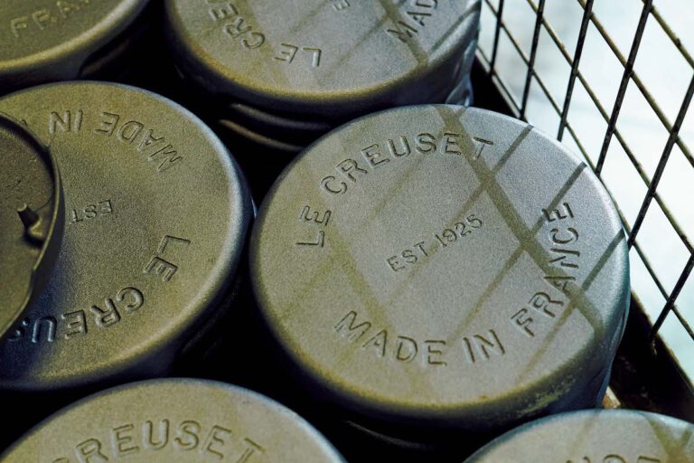 金属鋳型をもとに作る砂型に溶鉄を流し込んで成型したブランドの定番「ココット・ロンド」の原型の底面。「〈ル・クルーゼ〉1925年創立、メイド・イン・フランス」と刻印が入る。