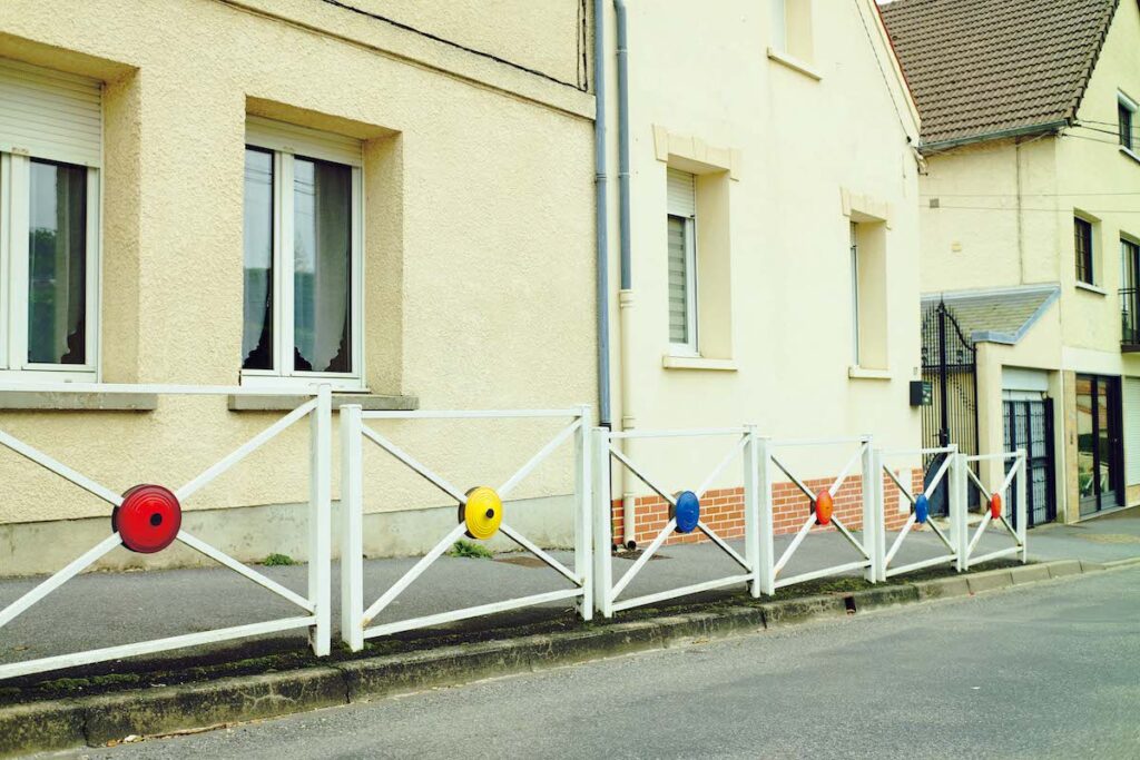 小学校のそばの歩道に、〈ル・クルーゼ〉の鍋の蓋を飾った柵があるのもフレノワ・ル・グランならではの光景。