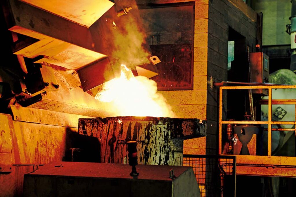 ブランドロゴのモチーフとなった溶鉱炉、Creuset（クルーゼ）。1998年に電気炉となり、成分や温度はコンピュータが管理。