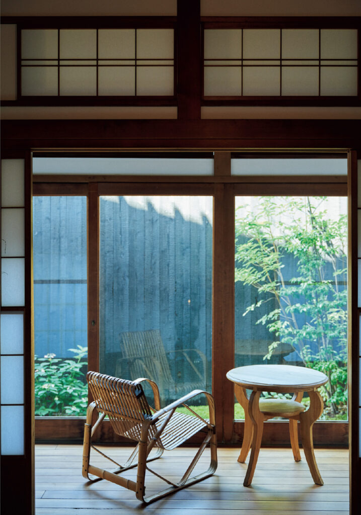 和室に設けられたベッドルームには坪庭を眺める縁側がある。坪庭は黒い塀と苔とのコントラストが美しい。さりげなく置かれた椅子は、デザイナー・柴山益男によって昭和23年に作られた竹椅子。