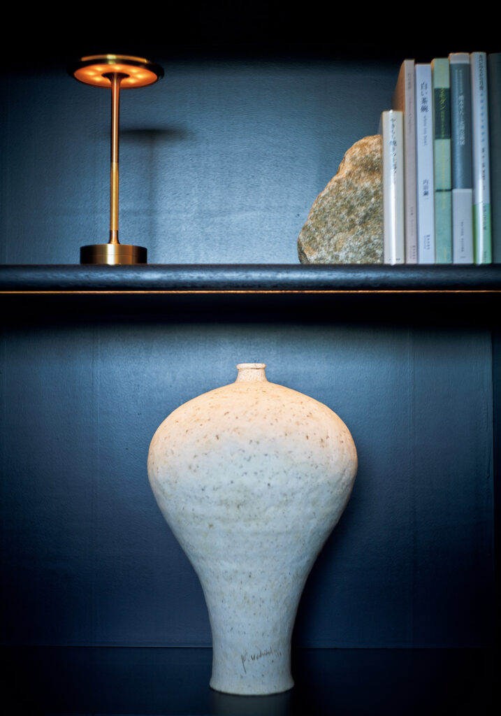 三重を拠点にする陶芸家・内田鋼一による加彩瓶子はライブラリーに。