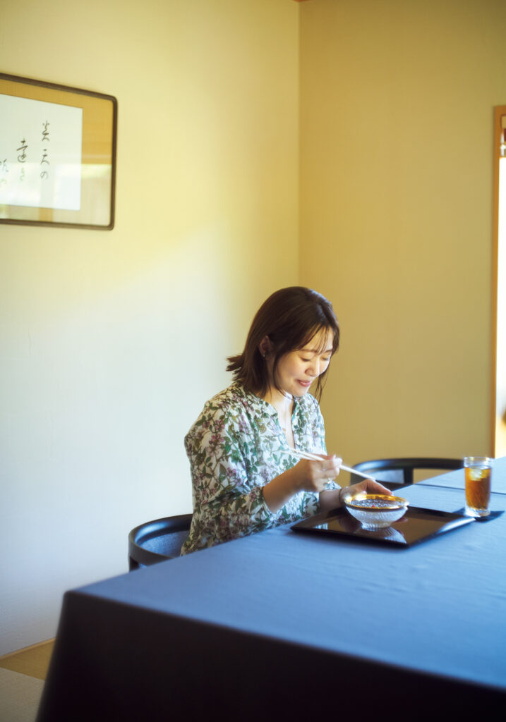 「ついつい料理に夢中になってしまいました」と坂本さん。食事は夕食も朝食も、個室のある食事処で。