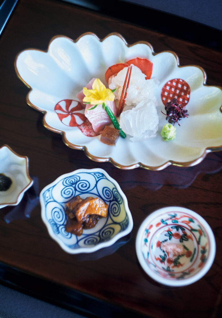 伊勢えび、本鮪、平目の造り。料理は松阪牛会席からの一品。器づかいも美しく、運ばれてくるたび坂本さんの目も輝く。