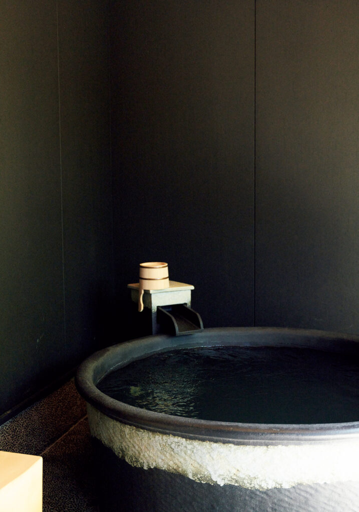 露天風呂は陶器の浴槽。榊原温泉はとろりと滑らかな湯で、清少納言も愛したと伝わる三重の名湯。