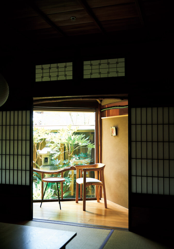 KANMURI棟にあるroom101では、くつろぎながら庭を眺める縁側での時間を。