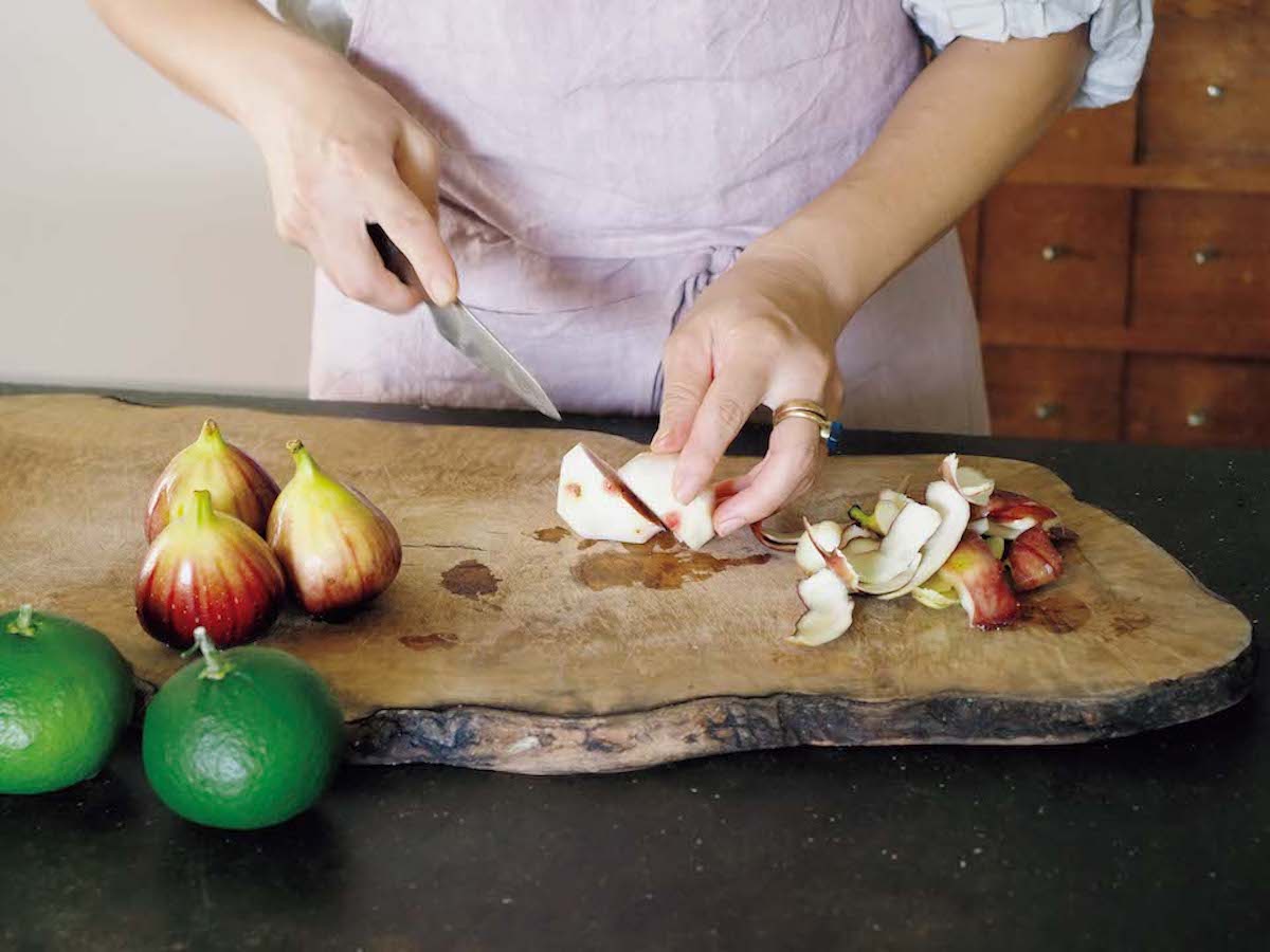 時間をかけて 特別なジャムを煮る。煮込んで、冷まして、また煮込む。 数日かけて作る季節のジャム。 イラストレーター 山本祐布子 | 柔らかな果肉が魅力のいちじくはペクチンが多く、短い煮込み時間でジャムに必要なとろみが出やすい。柑橘のほろ苦さをプラスするのが山本祐布子さん流。