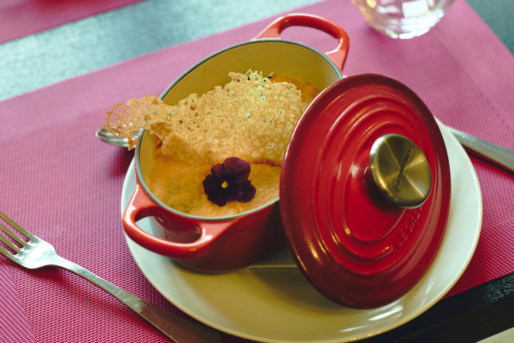 『レ・ジャルダン・ド・ボエン』のジェレミーさんによる一品。調理後、そのままテーブルに並んでも美しいデザイン性の良さも〈ル・クルーゼ〉の魅力だ。