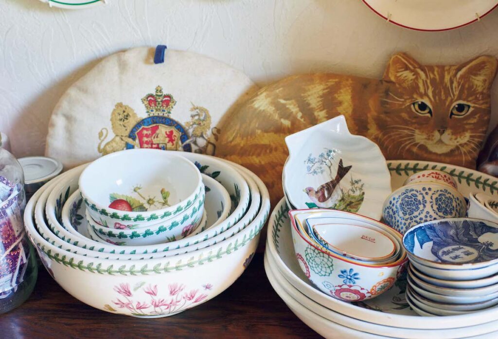〈ポートメリオン〉の皿と、日本の古い青磁を入れ子に。「飾り方や置き方は、イギリスのナショナル・トラストが管理する、貴族の〝カントリーハウス〞のキッチンを参考に」