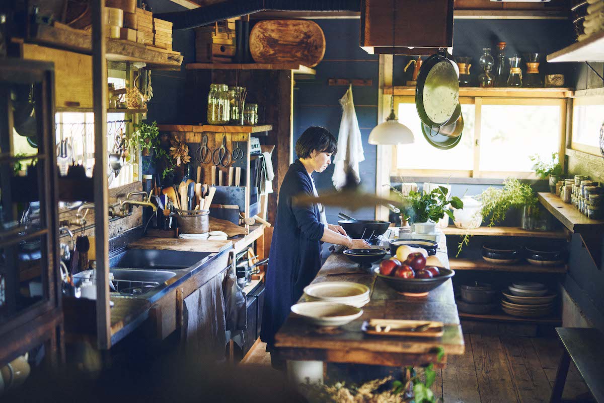 淡路島で暮らす料理家、どいちなつさんの台所。道具や素材が持つ力を引き出す。
