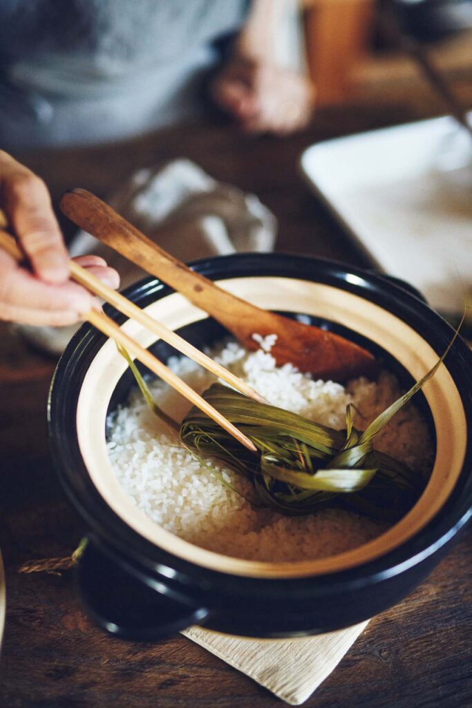 ご飯は伊賀焼の窯元『長谷園』の土鍋「かまどさん」で炊く。米はレモングラスで香りづけして、カレーと合わせた。