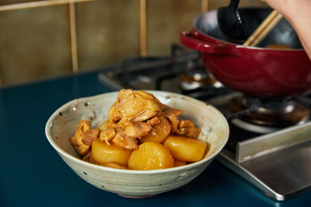 〈ル・クルーゼ〉で作る和食「大根と鶏肉の煮物 白味噌ゆず風味」。小堀紀代美さんに教わる〈ル・クルーゼ〉を使ったレシピ②